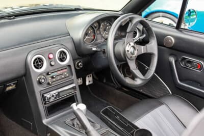 ユーノス ロードスター：内装もハンドル、シフトノブなど、純正の良さをバランスさせながら随所に社外パーツを導入