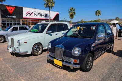 手前はマツダ 3代目 キャロルがベースの光岡 初代レイ。奥は日産 初代キューブをベースに、ロンドンタクシー風につくった光岡 ユーガ