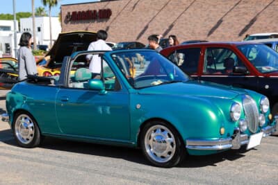 光岡ビュート コンバーチブル：コンバーチブルと南国ムードあふれる会場の雰囲気がとても似合っていた