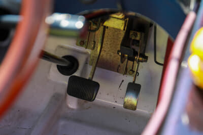 光岡 K-2：アクセルとブレーキペダルの間隔は、ケータハム セブンよりも狭い!?