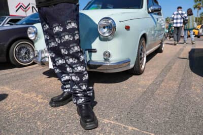 光岡 ユーガ：パンツに描かれたグラフィックは、すべて光岡 ビュート。“組長”さんのコーディネートは、光岡愛にあふれていた