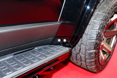 トヨタ ランドクルーザー250：オーバーフェンダーとステップへとつなぐ部分にLEDランプ内臓のプロテクターを装備