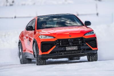 ランボルギーニ・アカデミア・ネーヴェの参加者は技術的な練習や高度な操作を行い、グリップの低い路面でのランボルギーニ・モデルのパワー、トラクション、敏捷性などを体験した