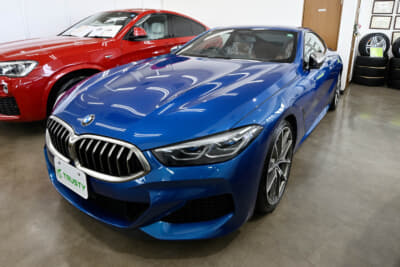 トラスティでは常時120台前後のBMWユーズドカーを在庫している。こちらはBMW M850i xDriveクーペ ソニックスピードブルー
