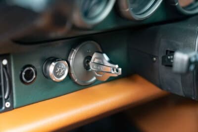 97万5000ドル(邦貨換算約1億5208万円)で現在も販売中のポルシェ「911リマスタード バイ ギュンター ヴェルクス」(C)Courtesy of RM Sotheby's