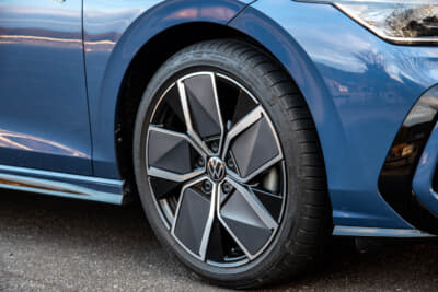 フォルクスワーゲン ゴルフ ヴァリアント TDI Rライン：タイヤサイズは225/40R18