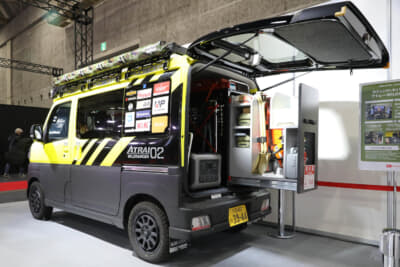 ダイハツ アトレー WILDRANGER2：車両後方の荷台部分にオリジナルの防災セット収納BOXやポータブル電源を設置している