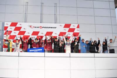 Tipo誌の佐藤編集長は2チーム掛け持ちでドライブし、表彰台1‐2を獲得！