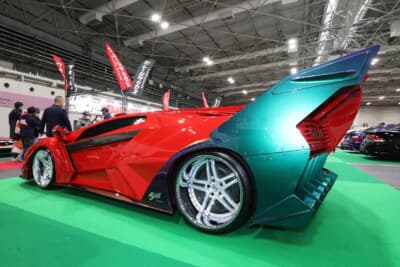 ビースト：折り重なるようにリアに向かってダクトをパネル状に組むのがビーストの特徴だ