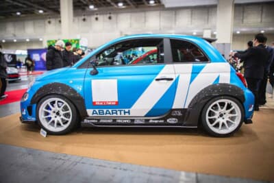 アバルト 595：ボディカラーリングはフルラッピング＋デザインラッピングで処理している