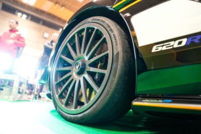 マクラーレン 620R：タイヤはピレリ Pゼロ トロフェオRを履く