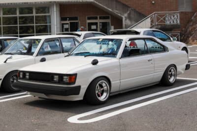 セリカとシャシーを共用していた2代目トヨタ カリーナ。当時のトヨタ小型車の中では、スポーツ指向のファミリーカーだった