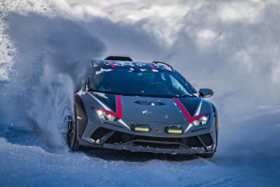 ランボルギーニ・アカデミア・ネーヴェの参加者は技術的な練習や高度な操作を行い、グリップの低い路面でのランボルギーニ・モデルのパワー、トラクション、敏捷性などを体験した