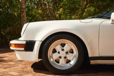 28万ドル（邦貨換算約4360万円）で落札されたポルシェ「911スピードスター ターボルック」（C）Courtesy of RM Sotheby's