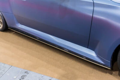 BMW G87型 M2クーぺ：end.cc製サイドスカートにもゴールドのアクセントラインが入る