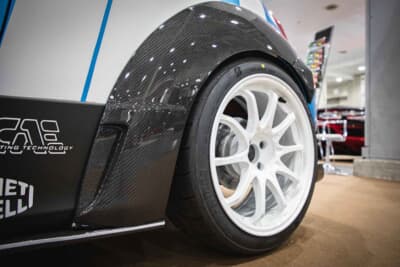 アバルト 595：オーバーフェンダーに合わせて、マッキナ専売のレイズのホイールCE28 N-plus（17×8.5+15）と、215/40R17のブリヂストン ポテンザ RE-12Dを組み合わせている