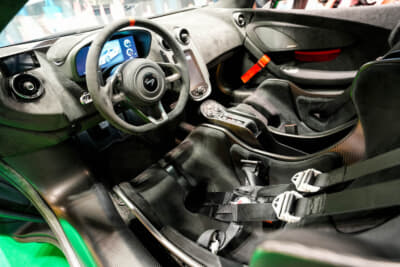 マクラーレン 620R：レーシングカーさながらのコクピット