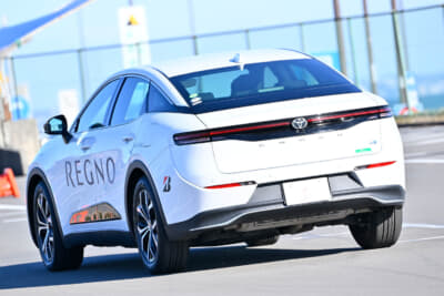 旧商品のブリヂストン REGNO GRV IIを装着したトヨタ クラウン クロスオーバー