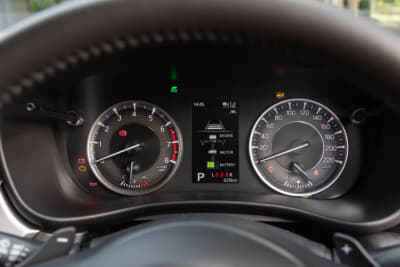 スズキ フロンクス：メーター内には駆動状況とバッテリー残量を示すグラフィックが表示される