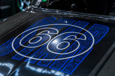 STAR ハコスカーボン:ドライカーボンのボンネットには「STAR」と「66」のスクリプトがデザインされていた