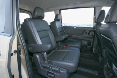 日産 セレナe-POWER ハイウェイスターV 4WD車：セカンドシートは前後だけでなく、左右のスライドも可能