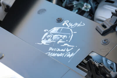 デザイナーの青木孝憲氏が愛車にサインとイラストを描いてくれるという、スペシャルサービスは大人気