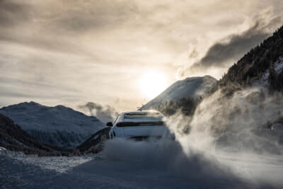 ランボルギーニ・アカデミア・ネーヴェの参加者は技術的な練習や高度な操作を行い、グリップの低い路面でのランボルギーニ・モデルのパワー、トラクション、敏捷性などを体験した