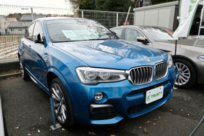 遠方から厚木市まで良質車を買いに来るユーザーも少なくない。こちらはBMW X4 M40i 左ハンドル ロングビーチブルー