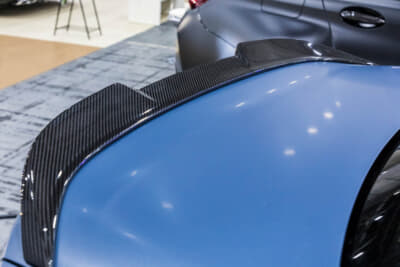 BMW G87型 M2クーぺ：トランクスポイラーはend.cc製