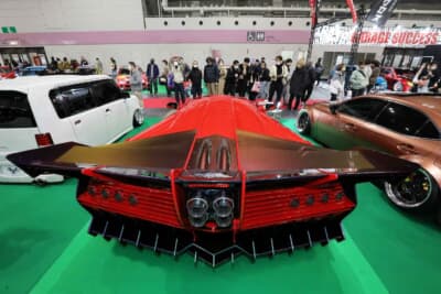 ビースト：ルーフからリアウイングに繫がるルーフベントパネルに加えて、リアバンパーはそのすべてをディフューザーとして大幅にデザイン変更