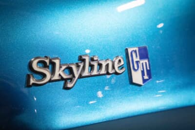 ネオ スカイライン：リアの両サイドには青バッジ付き「Skyline GT」を装着