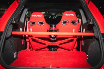 アバルト 595：2シーターブレースを装着（リアシートは取り外すことになる）。この2シーターブレースは、大阪オートメッセで初公開された