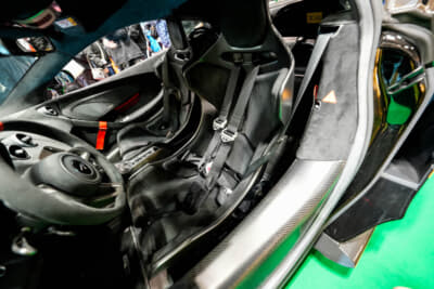 マクラーレン 620R：太いサイドシルを乗り越えた先にインテリアに鎮座するバケットシート