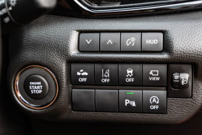 スズキ フロンクス：ダッシュ右側に各種スイッチが配置される