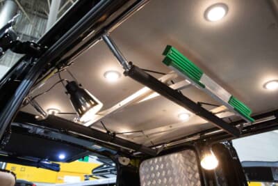 「ボクシースタイル」がプロデュースした日産NV200バネット：ルーフにもカートスタンドが配置できるようになっている