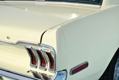 1968年式 フォード 初代 マスタング：当時の流行であるテールフィンのスタイルを取り入れている