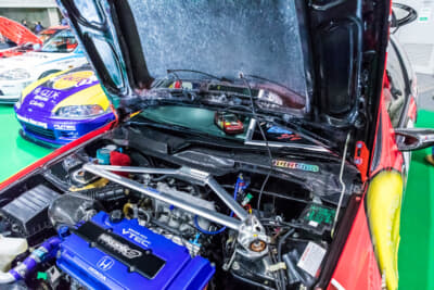 ホンダ EG型 シビック：ボンネットも軽量化のためにカーボンに置き換えられている