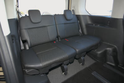 日産 セレナe-POWER ハイウェイスターV 4WD車：左右分割してスライドできる3列目シート