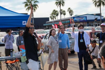 貴重なプレゼントが当たるジャンケン大会も、デザイナーの青木孝憲氏の仕切りで盛り上がる