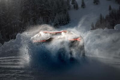 ランボルギーニ・アカデミア・ネーヴェの参加者は技術的な練習や高度な操作を行い、グリップの低い路面でのランボルギーニ・モデルのパワー、トラクション、敏捷性などを体験した