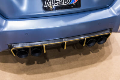 BMW G87型 M2クーぺ：中央に縦型のラインが印象的なリアディフューザーはend.cc製