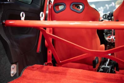 アバルト 595：2シーターブレースを装着（リアシートは取り外すことになる）。この2シーターブレースは、大阪オートメッセで初公開された