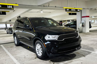 出た！　ダッジ デュランゴ。アメリカ車らしい、どっしりしたデザインがカッコいい。ハーツさん、ありがとうごあいました！