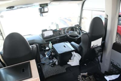 日野 リエッセII：キャビンの後ろに3人掛けのベンチシート2つを備え、乗車定員は8名となる