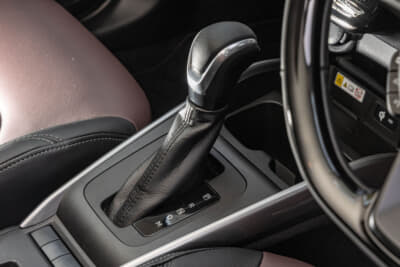 スズキ フロンクス：トランスミッションは、このクラスではマツダとともに珍しく6速ATを採用している