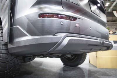 三菱 アウトランダーPHEV ナイト シーカー コンセプト:ボディをぐるりと囲むブラックの大型プロテクターを装着