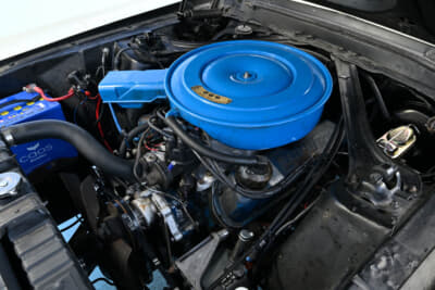 1968年式 フォード 初代 マスタング：長大なエンジンフード下に鎮座しているのは289立方インチ、つまり4.7LのスモールブロックV8エンジン