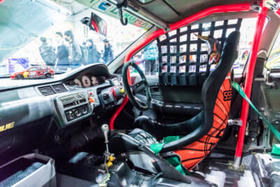 ホンダ EG型 シビック：車内には本格的なロールケージが入る競技専用車両