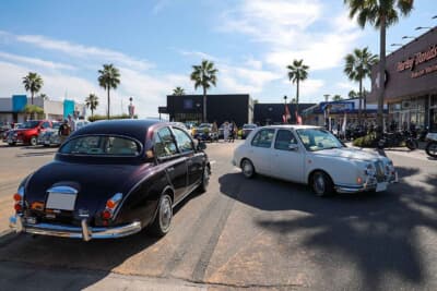 何気ない会場への搬出搬入だが、まるで1枚の絵画のように、それぞれのクルマが強烈な存在感を放っている