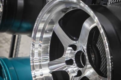 ADVAN Racing GT BEYOND-Rは、大型化するブレーキシステムに対応したバレルリム形状となっており、新たに段付きリムにしたことで、GT BEYONDのコンケイブをさらに際立たせている